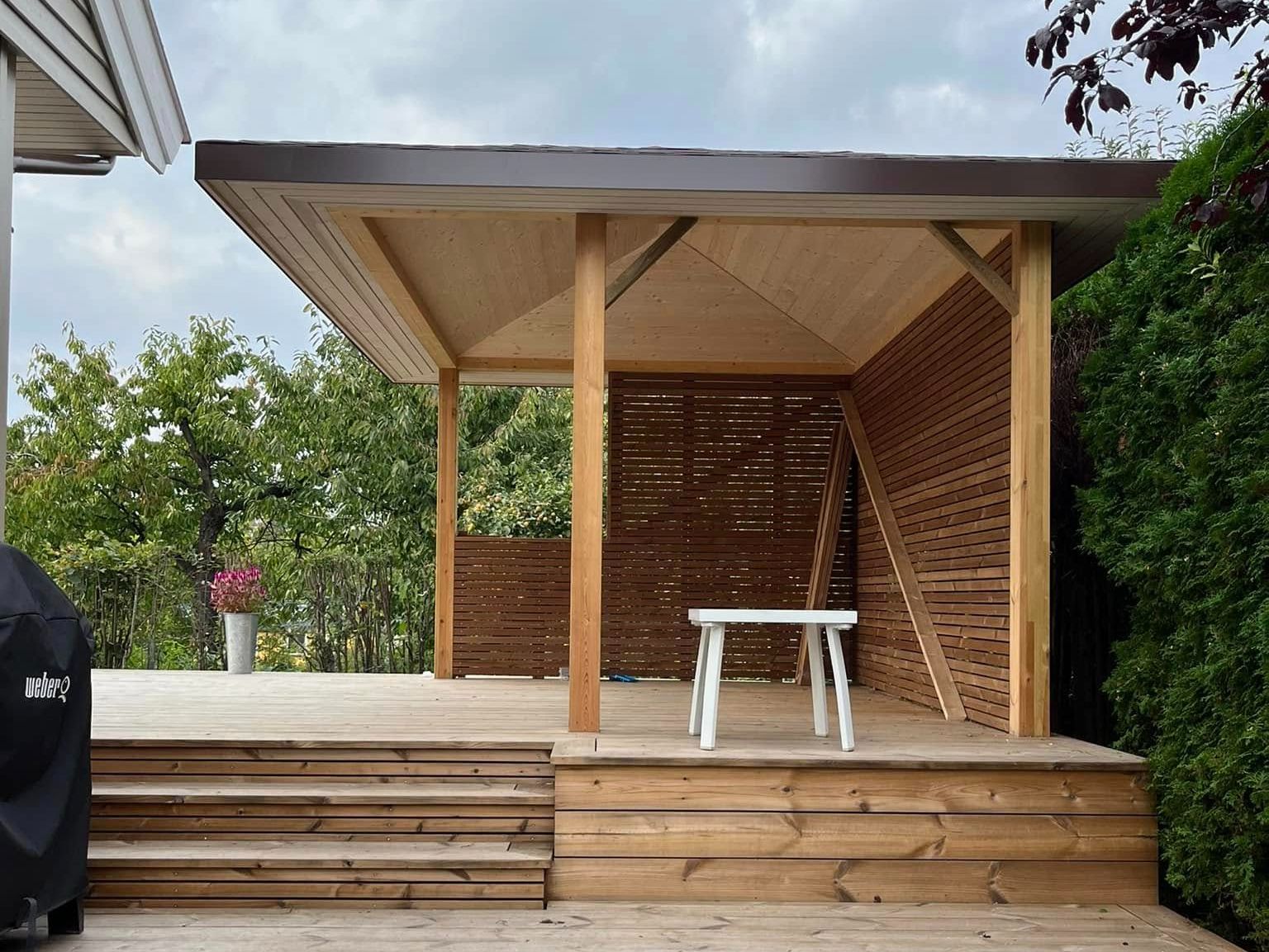 Terrasse av tre med tak